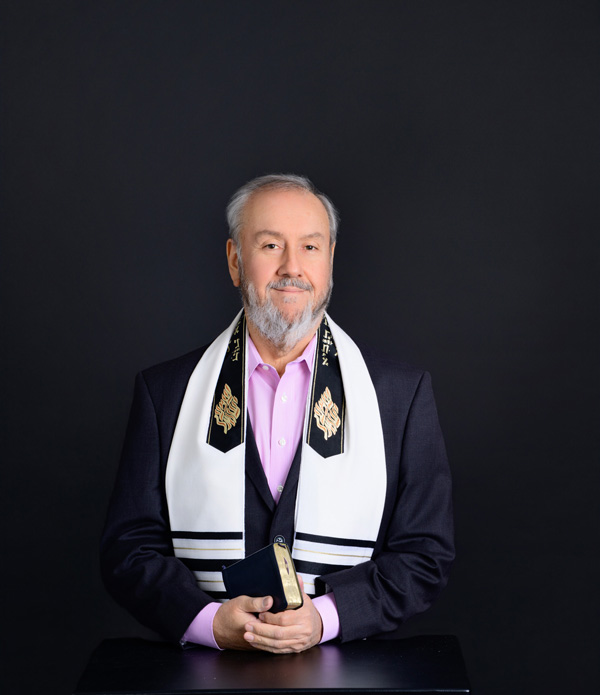 20251111EDDI091-Pink-shirt-half-w-bible-folded-hands